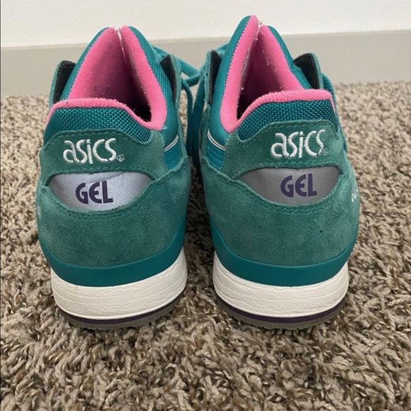 Pair of Asics sneakers - Picture 3 of 4